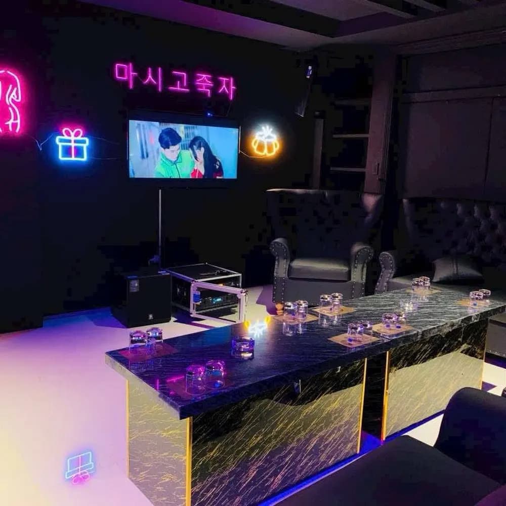 Cherry Lounge